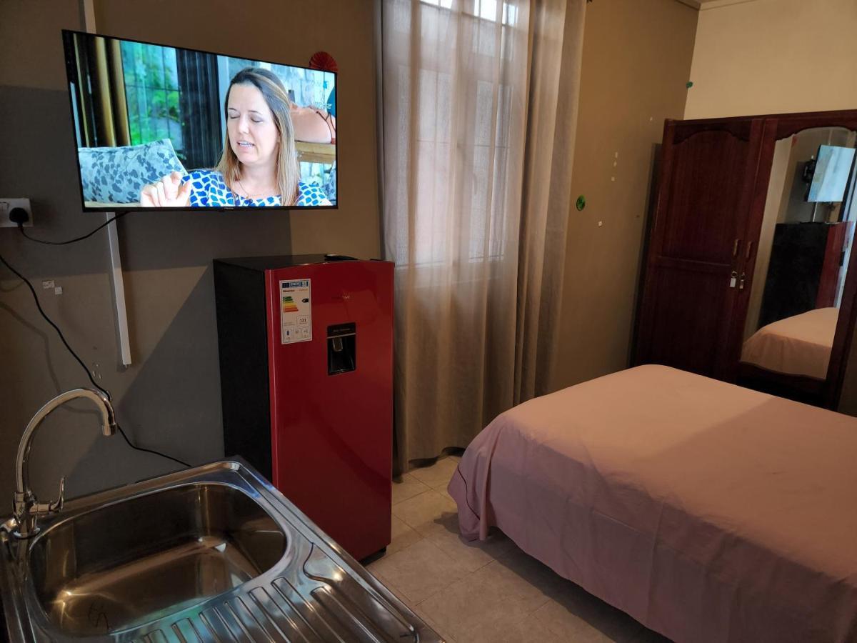 לה גולט Backpackers Rental Room/Bathroom Only מראה חיצוני תמונה