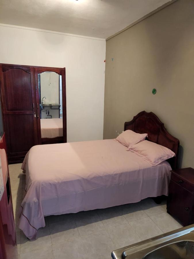 לה גולט Backpackers Rental Room/Bathroom Only מראה חיצוני תמונה